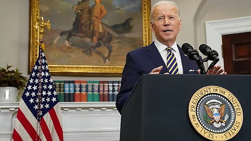 شاهد.. صحفي يحرج بايدن على الهواء