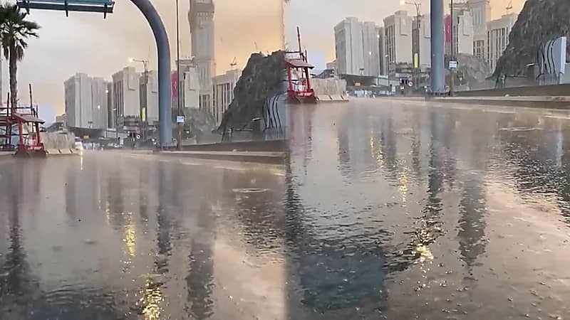 هطول الأمطار الغزيرة على مكة .. فيديو