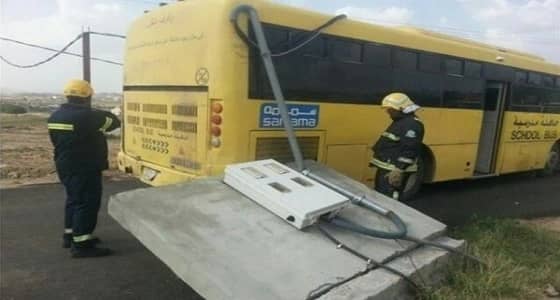 بالصور.. مدني العارضة يخلي 50 طالبة علقت حافلتهن في كيبل كهربائي