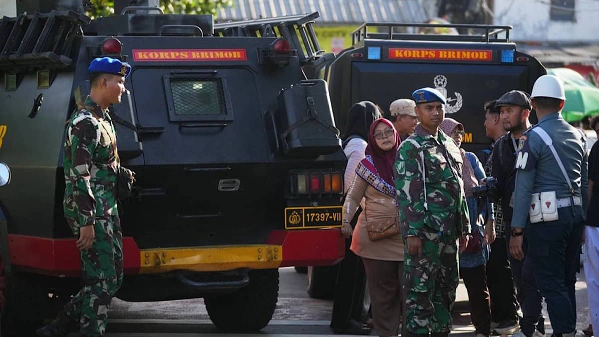 إصابة 54 شخصاً إثر انفجار بمسجد داخل مجمع مدارس في إندونيسيا.. صور