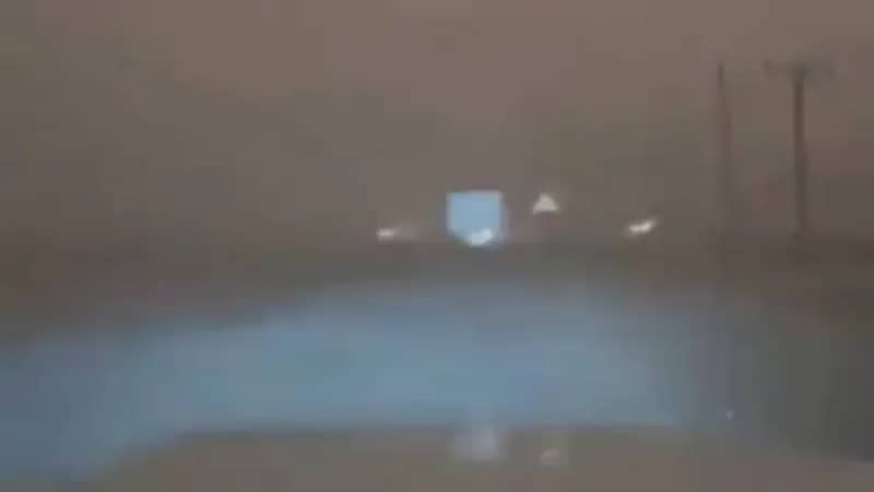 شاهد.. هطول أمطار غزيرة مصحوبة بصواعق قوية في عسير