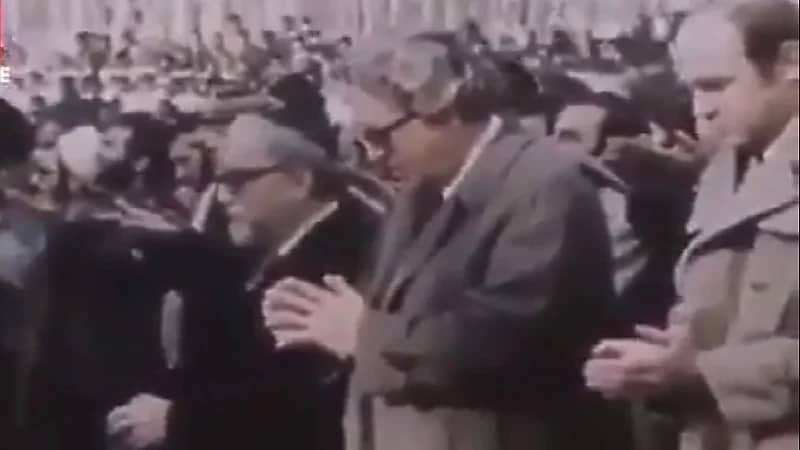 فيديو نادر .. سفراء غربيين يقومون بحركات غريبة أثناء محاولتهم تأدية صلاة الجمعة