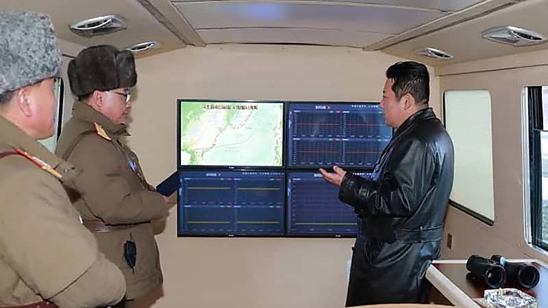 بالصور.. زعيم كوريا الشمالية يشاهد إطلاق صاروخ أسرع من الصوت