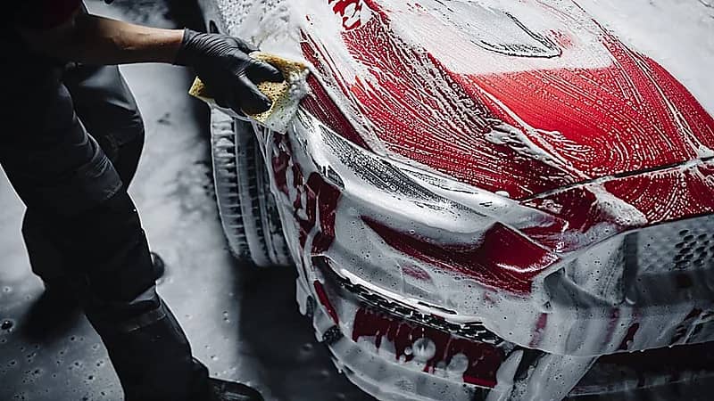 أخطاء قد يرتكبها البعض عند غسل السيارة