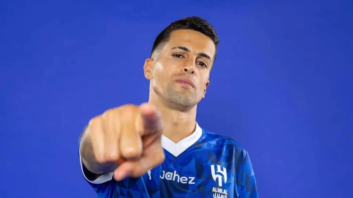 إبعاد كانسيلو عن التدريبات الجماعية