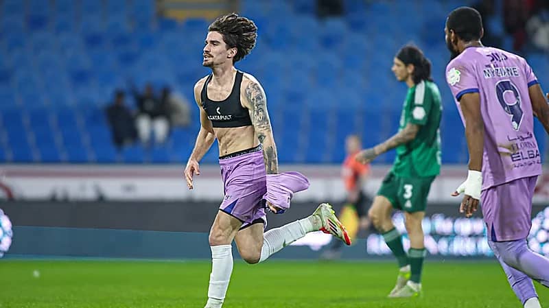 الخلود يفوز على الأهلي في الوقت القاتل .. فيديو