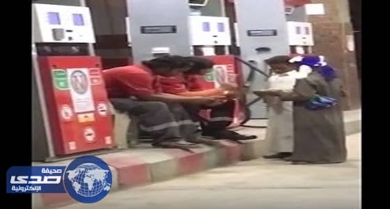 مصور يكشف متسولان يصرفان مبالغ مالية لعمال محطة وقود