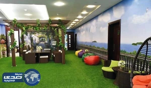 بالصور.. سائح عربي يدخل مركز شرطة في دٌبي ليحجز غرفتين لحداثة المبني