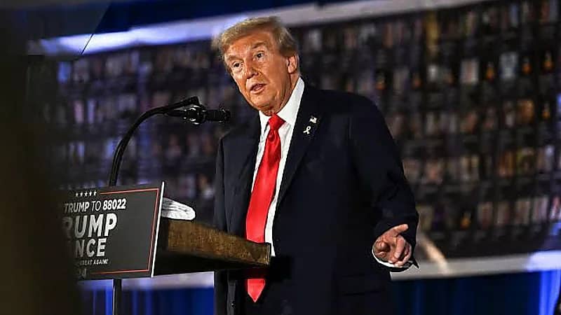 ترامب يوبخ ويطرد مراسل تلفزيوني بعدما سأله عن الطائرة القطرية.. فيديو