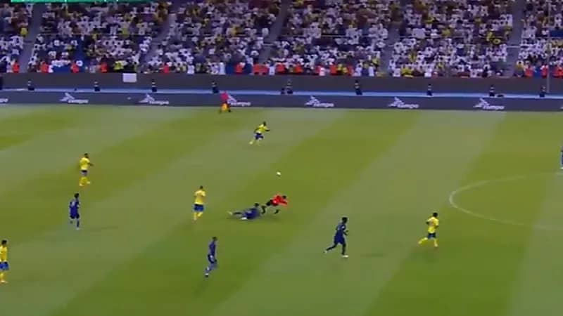 لاعب الاتحاد المنستيري يسقط حكم مباراة النصر أرضا .. فيديو