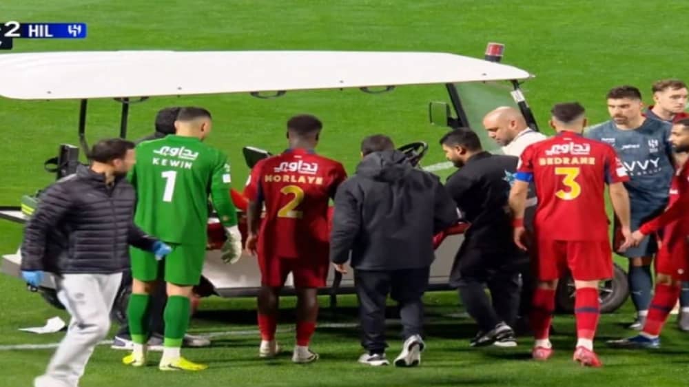 نقل لاعب ضمك إلى المستشفى بعد إصابته بلقاء الهلال .. فيديو