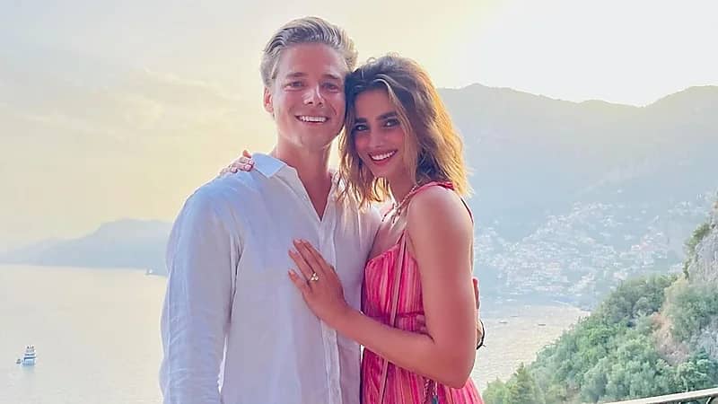 بالصور.. مودل فيكتوريا سيكريت تعلن خطبتها