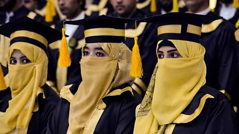 بالصور.. الفتيات تتصدرن أول حفل تخرج جامعي في عهد طالبان