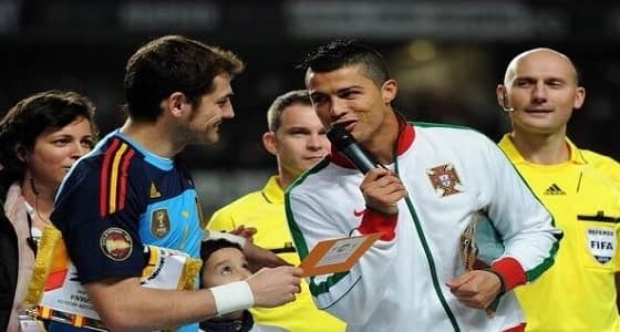 كاسياس مداعبًا رونالدو: البرتغاليون يحبونني أكثر منك
