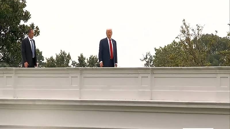 ترامب يقوم بجولة في سطح البيت الأبيض ويؤدي رقصته الشهيرة.. فيديو