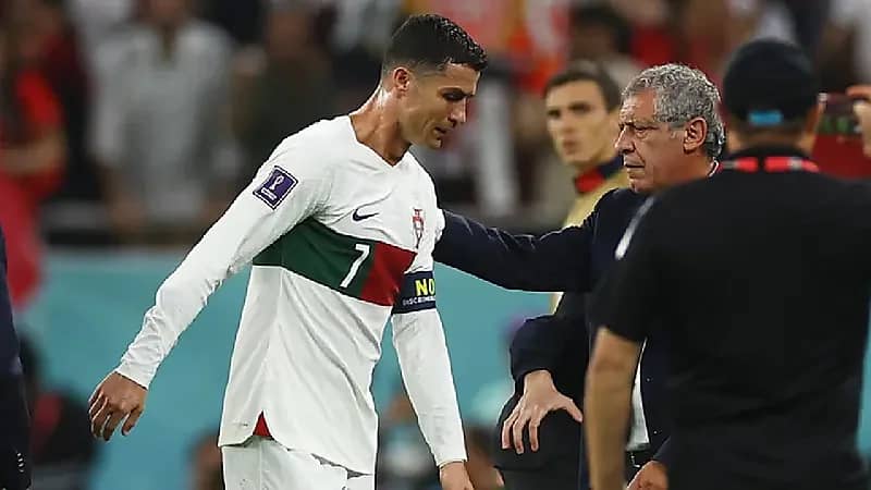 لاعبو البرتغال من بينهم رونالدو يرفضون شكر مدربهم