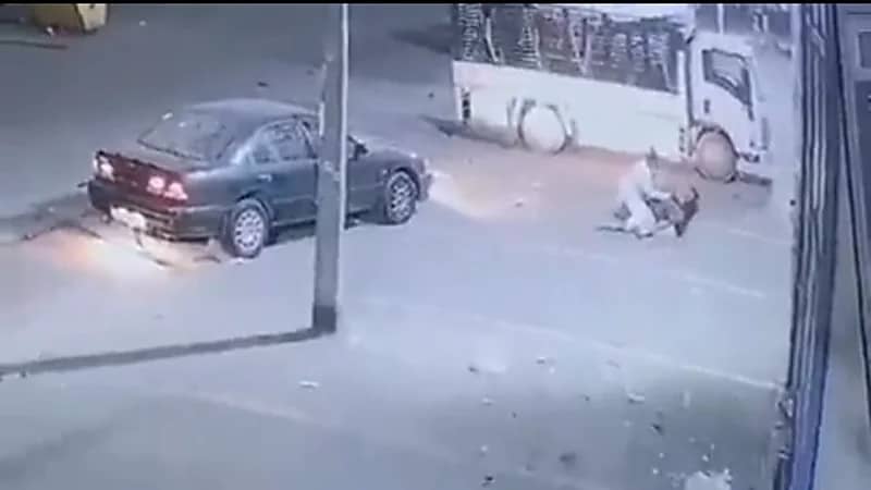 شاهد.. لحظة دهس مسن أثناء خروجه من المسجد