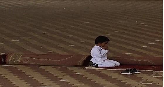 تعليم شمال مكة يُكرم طالبًا لأداءاه صلاة الضحى بفناء المدرسة 