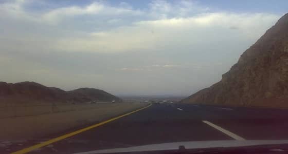 عاصفة ترابية تجتاح طريق " المدينة – مكة " .. والنقل تحذر