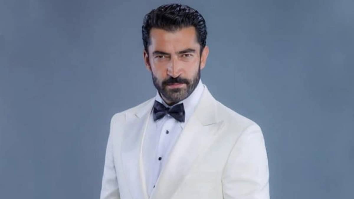 بعد الجدل حول فارق السن.. نجم تركيا الشهير يغير مظهره