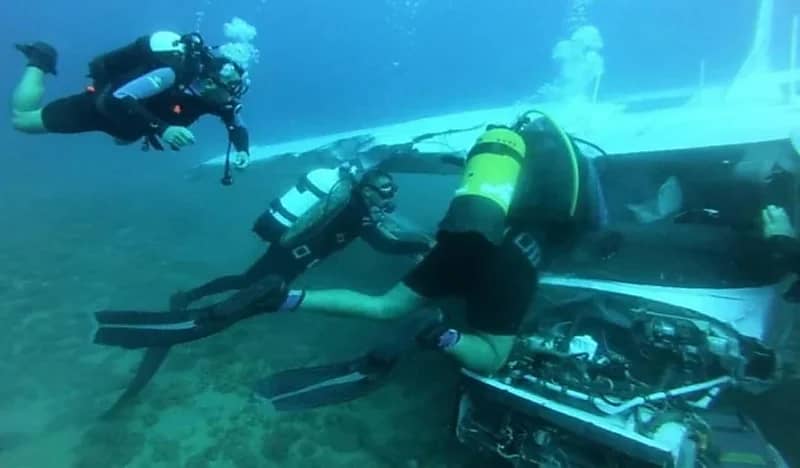 العثور على طائرة بعد سقوطها في البحر