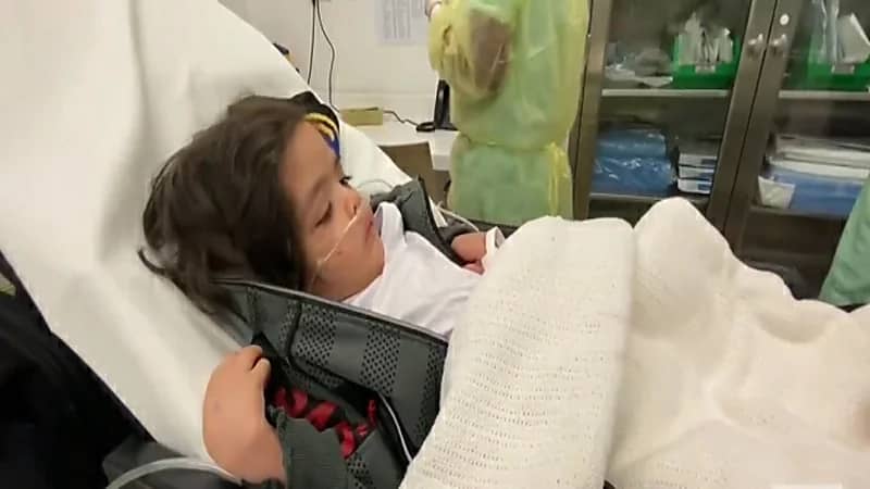 بالفيديو.. وصول الطفل براك حسين إلى الرياض بطائرة إخلاء طبي من الكويت