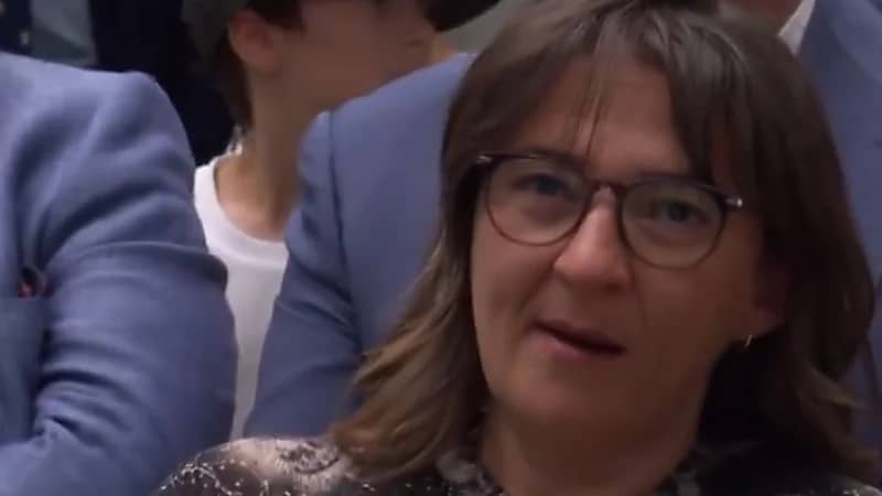 والدة مبابي تدخل في نوبة بكاء خلال مؤتمر تقديم اللاعب بـ ريال مدريد .. فيديو