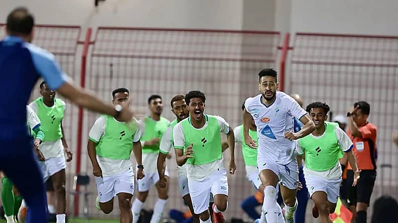 الفتح يفوز على ضمك ويضمن البقاء في دوري روشن