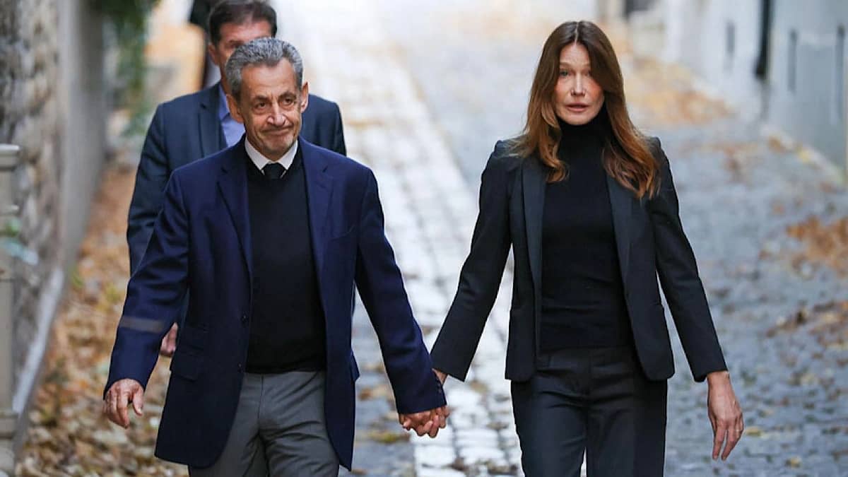 مشاهد للرئيس الفرنسي الأسبق نيكولا ساركوزي خلال توجهه إلى السجن