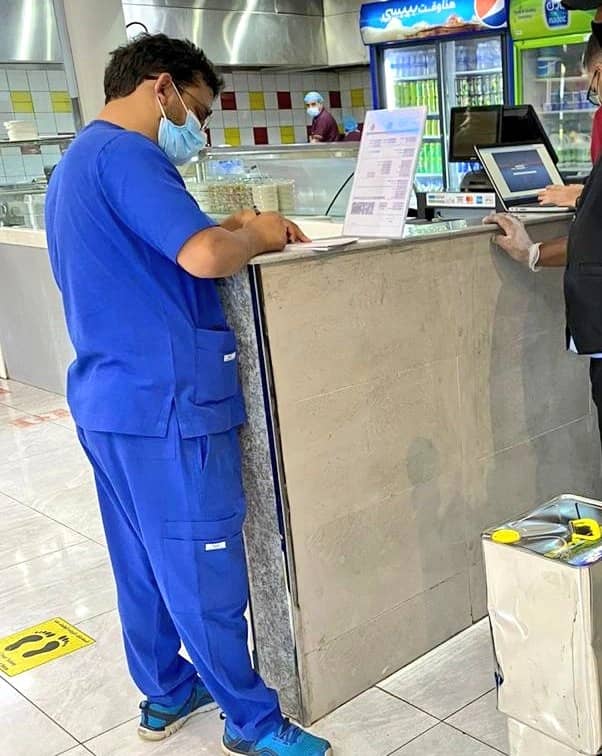 شاهد.. لحظة القبض على عمالة وافدة حولت فيلا إلى مطعم في الرياض