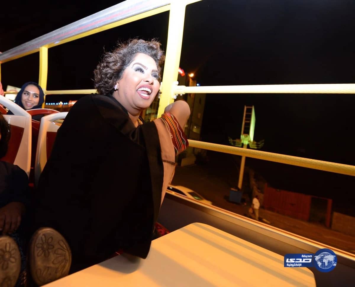 فنانات " ظل حيطة " يتجولون بالباص السياحي ويقتنون الأزياء العسيرية