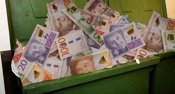 عامل نظافة مليونير.. والكاميرات تفضح أمره