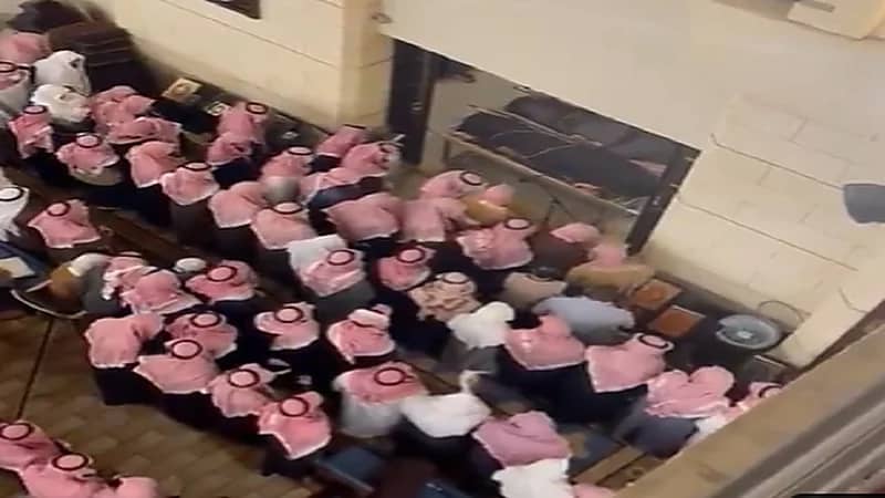 بالفيديو.. جموع غفيرة تؤدي صلاة الميت على الشيخ الراحل صالح بن محمد اللحيدان