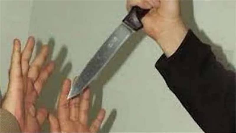 خمسيني يطعن زوجته بسلاح أبيض ويفر هاربا لسبب غريب