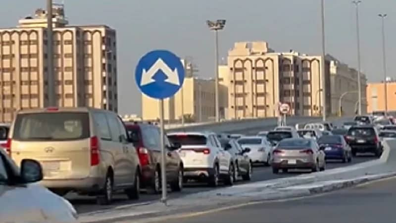 بالفيديو.. ازدحام السيارات في كوبري "المربع" في جدة