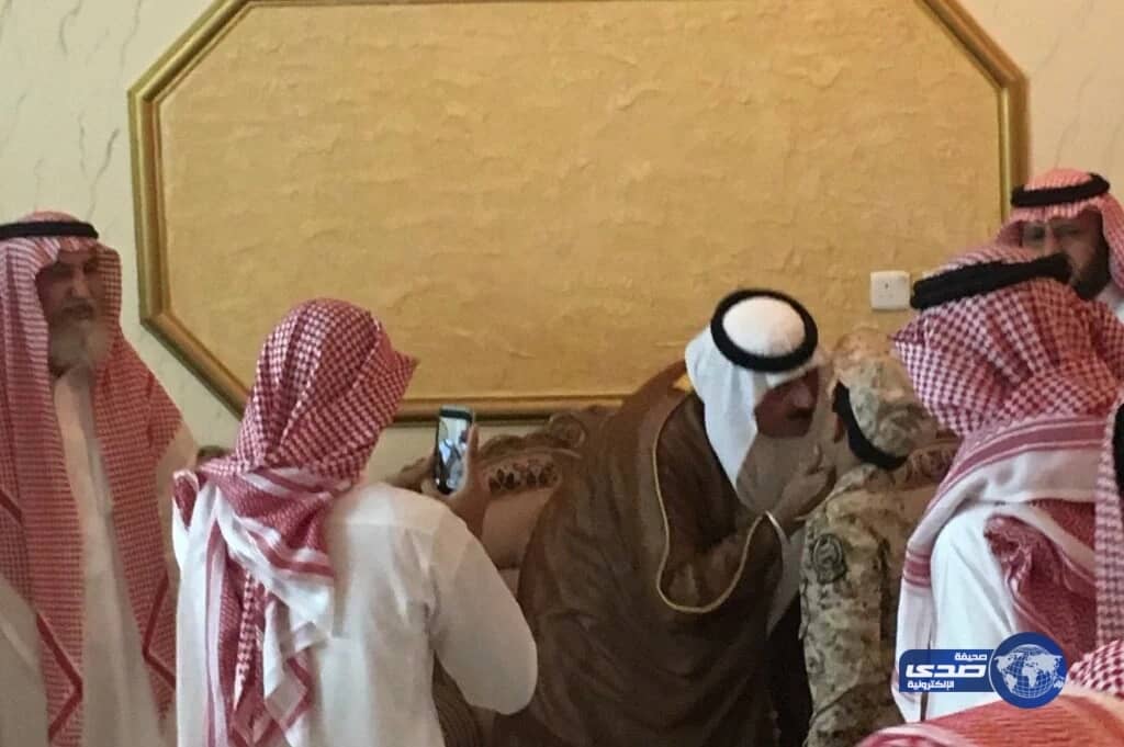 بكاء نجل النقيب "القرني " في عزاء والده أثناء حضور"متعب بن عبدالله "