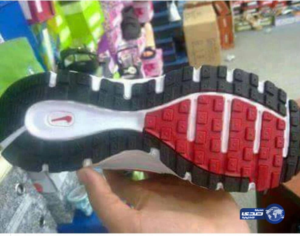 غضب عارم أثر تداول صورة لحذاء مرسوم عليه لفظ الجلالة ..وتحذيرات بإبلاغ الجهات المختصة