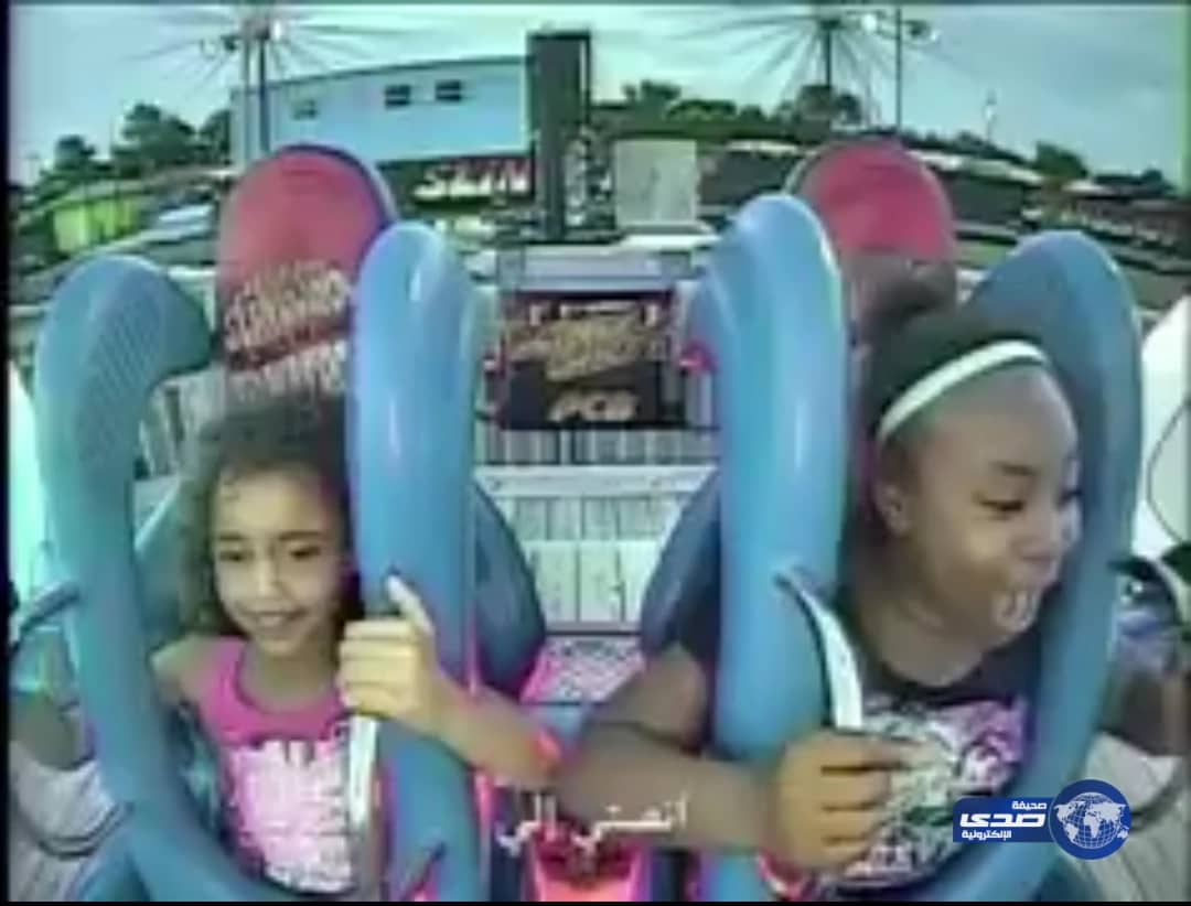 بالفيديو.."طفلين" يركبون لعبة خطرة...وآخر مرة يفعلهوها