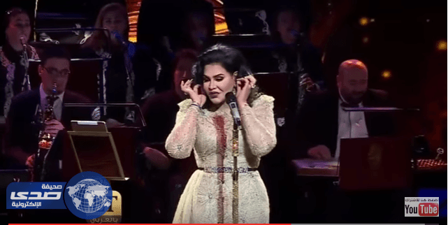 بالفيديو.. توتر أحلام يٌصيبها بالإعياء على المسرح