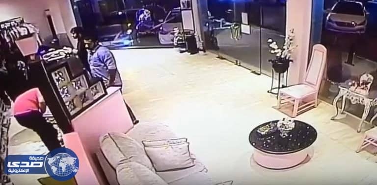 بالفيديو..لحظة سرقة لص لسيارة تركها صاحبها في وضع التشغيل