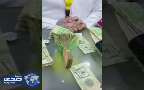 بالفيديو.. مواطن يكشف دخل المتسولين عند الإشارات