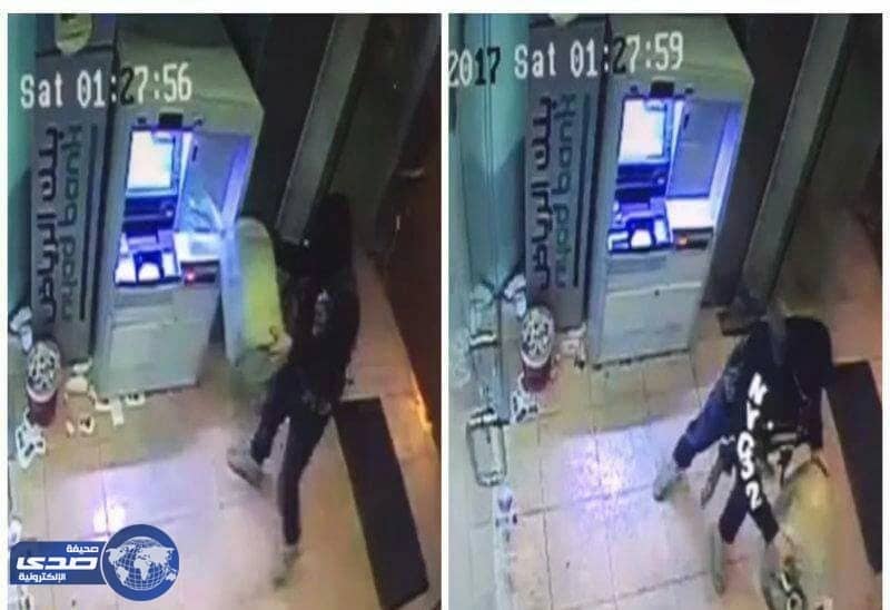 بالفيديو .. ملثم يشعل النيران داخل كبينة صراف بنك بالقطيف