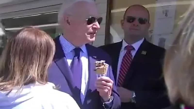 شاهد .. "بايدن" يأكل آيس كريم ويوضح نكهته أمام صحفيين