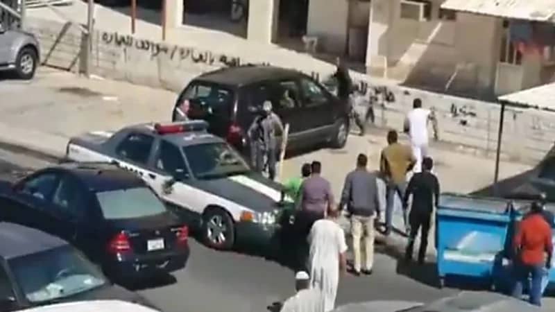 شاهد.. شرطي كويتي يتعرض للاعتداء على يد شخص في شارع عام
