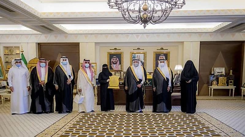 أمير القصيم يكرم المعلمة رحاب المطيري في مكتبه