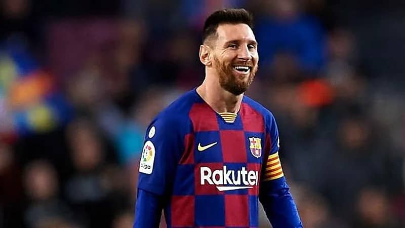 مدرب برشلونة يثير القلق بين الجماهير بعد انتهاء عقد ميسي