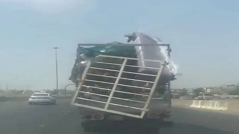 شاهد.. مركبة تسير بسرعة عالية على طريق "جدة- الحرمين" والمرور يتفاعل