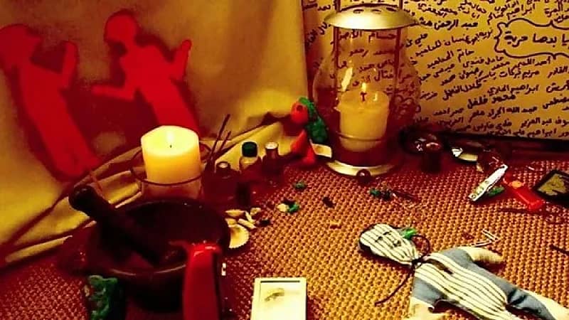 رجل يشارك في قتل زوجته بدعوى إخراج الجن من جسدها