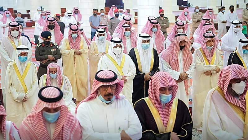 أمير منطقة الرياض بالنيابة يؤدي صلاة الميت على الأمير عبدالرحمن بن ناصر