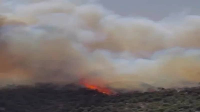 شاهد.. حريق هائل في جبل مرير بالنماص